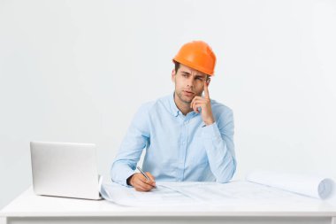 Düşünme ve çalışma planı kağıtları ve modern lightful office çizim ile formal giyim emin gülümseyen mimar