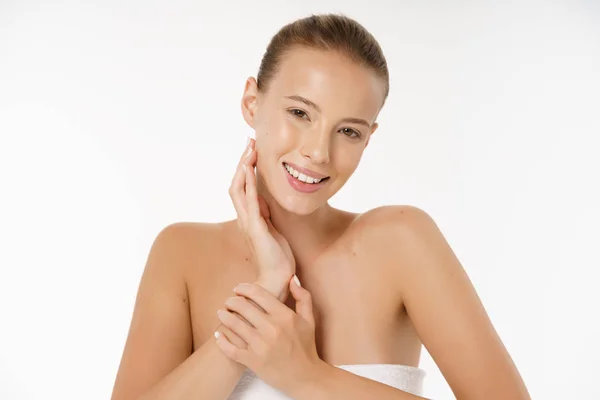 Bella giovane donna con pelle fresca e pulita perfetta. Ritratto di modello con trucco nudo naturale, con asciugamano sul corpo. Trattamento viso. Cosmetologia, bellezza e spa. Cura della pelle . — Foto Stock