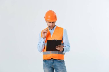 yakışıklı genç erkek mühendis mühendislik proje üzerinde meşgul çalışma ile