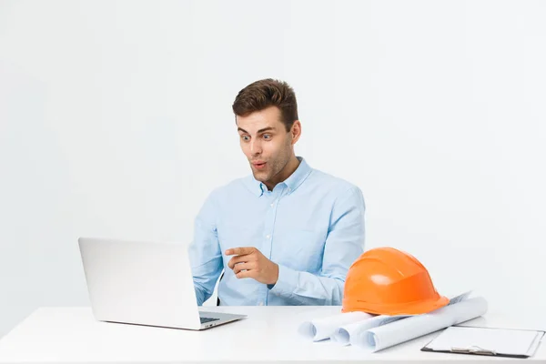 Adult engineer surprising with something in notebook. — Stock Photo, Image