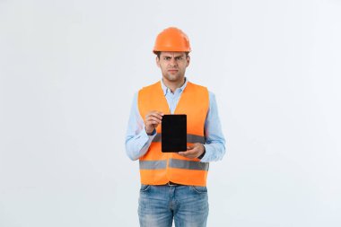 Ciddi mühendis adam holding tablet ve proje kontrol, mutsuz ve projeden ciddi hissediyorum