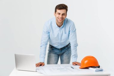 beyaz zemin üzerinde izole gülümseyen genç bir mühendis.