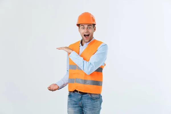 Ingeniero hombre mostrando mano a lado mostrando el tamaño del producto — Foto de Stock
