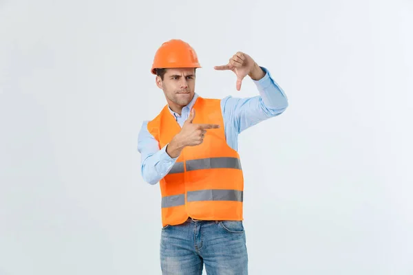 Jeune bel homme architec aux cheveux longs portant un casque de sécurité sur fond isolé souriant faisant cadre avec les mains et les doigts avec le visage heureux. Concept de créativité et de photographie — Photo