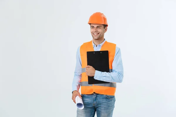 Retrato de meio-comprimento de jovem e sorridente arquiteto engenheiro no capacete laranja posando com plantas olhando para a câmera isolada no fundo branco, copyspace — Fotografia de Stock