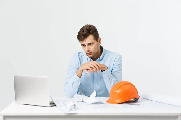 Joven atractivo ingeniero hombre sintiéndose cansado en el lugar de trabajo — Foto de Stock