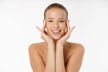 Güzel genç kadın yüz portre güzellik cilt bakım kavramı. Moda güzellik beyaz izole modeli