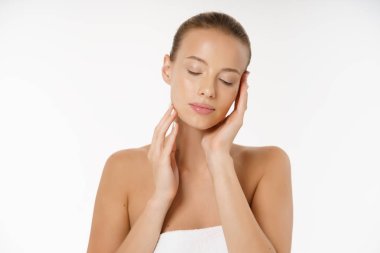 Temiz cilt, doğal makyaj ve gri arka plan üzerinde beyaz dişler güzel gülümseyen kız.