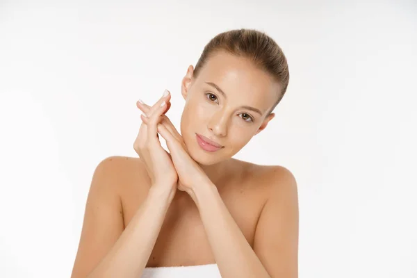 Bella ragazza sorridente con pelle pulita, trucco naturale e denti bianchi su sfondo grigio . — Foto Stock