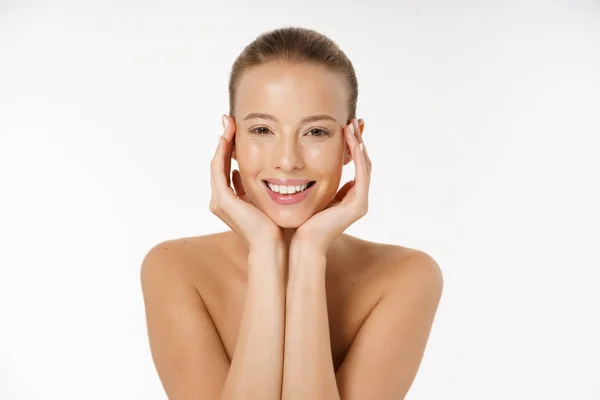 Bella ragazza sorridente con pelle pulita, trucco naturale e denti bianchi su sfondo grigio . — Foto Stock