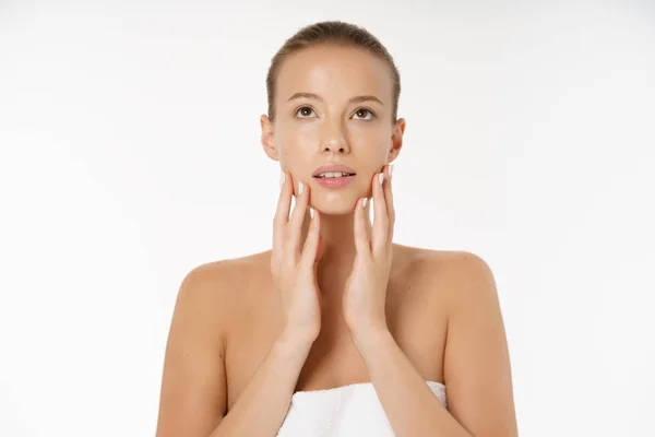 Hermosa chica sonriente con piel limpia, maquillaje natural y dientes blancos sobre fondo gris . — Foto de Stock