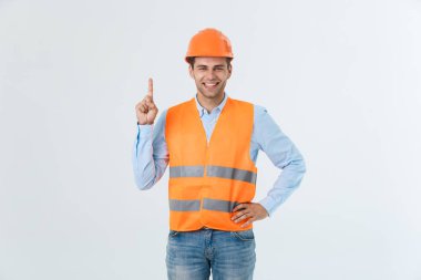 Mutlu genç Foreman'Turuncu yelek beyaz arka plan üzerinde izole portresi.