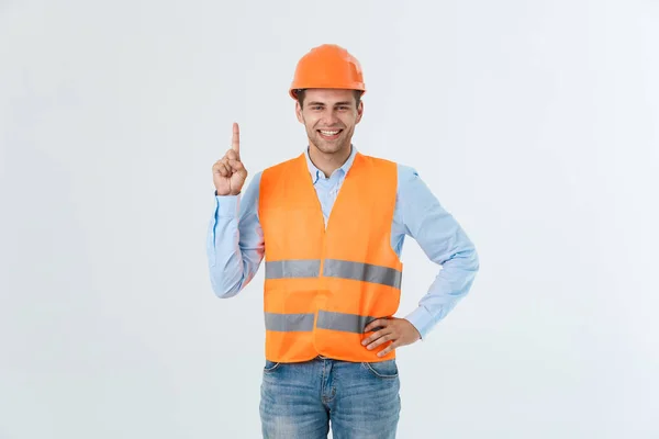 Portret van gelukkige jonge foreman met oranje vest geïsoleerd op witte achtergrond. — Stockfoto