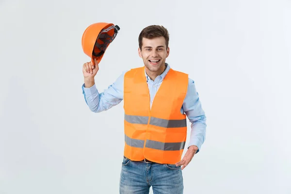 Portrait de jeune contremaître heureux avec gilet orange isolé sur fond blanc . — Photo