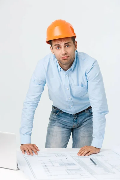 Junger Arbeiter ärgerte sich wütend in wütender Geste. negativer Ausdruck auf weißem grauen Hintergrund — Stockfoto