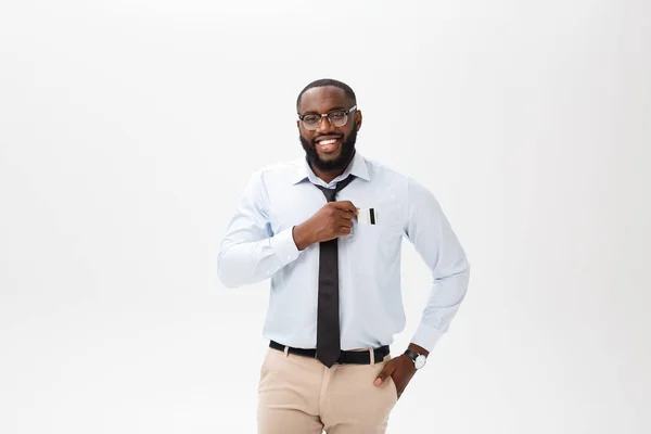 Головной укол успешного улыбающегося веселого африканского бизнесмена американского лидера стильной компании — стоковое фото
