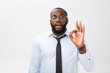 Genç gülümseyen, mimik, Ok işaret gösteren mutlu göz olan işadamı siyah. Ok-hareket onun parmaklarıyla gösterilen Afrika erkek. Beden dili kavramı.