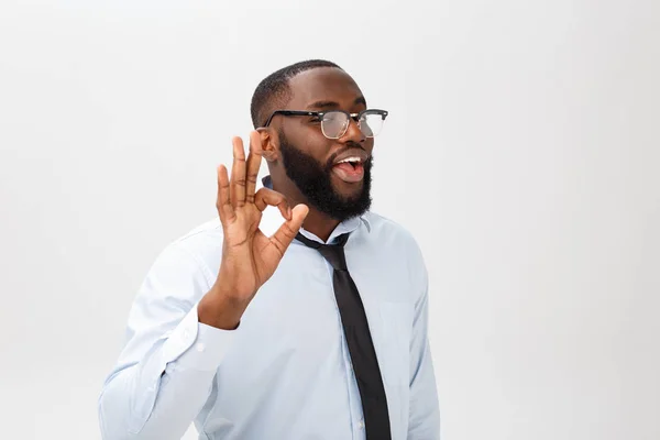 Ung svart affärsman med glad blick, leende, gestikulerande, visar Ok tecken. Afrikanska män visar Ok-gest med fingrarna. Kroppsspråk-konceptet. — Stockfoto