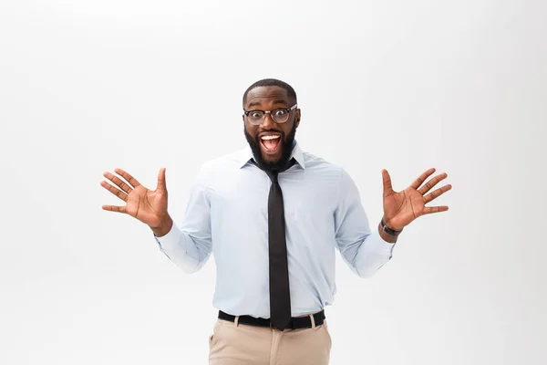 Feliz hombre de negocios africano con una camisa gris corporativa y corbata negra golpeando el aire con los puños en el aire, sonriendo y gritando con éxito victorioso por su acuerdo de negocios —  Fotos de Stock