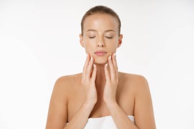 Doğal güzellik portresi. Güzel beyaz arka plan üzerinde izole gülümseyen kadın. Mükemmel taze çıplak deri.