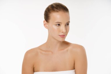 Yetişkin kadın portre, cilt bakım kavramı, güzel bir cilt ve eller.