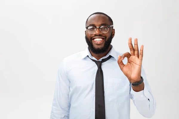 Porträtt av afroamerikanska business man ler och visar okej tecken. Kroppsspråk-konceptet — Stockfoto