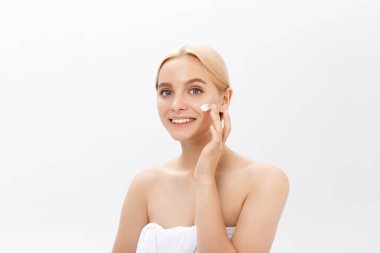 Beyaz arka plan üzerinde izole yüz kremini uygulamadan bir gülen güzel yarı çıplak kadın güzellik portresi kapatın