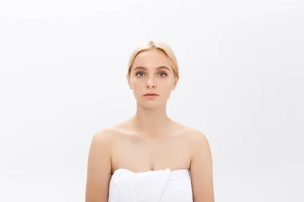 美しい女性の顔クローズ アップ健康で美しい女性 spa のスキンケアと化粧品のコンセプト — ストック写真