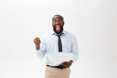 Documaent kağıt bir sürpriz ve şok yüz ifadesi ile izole beyaz arka plan üzerinde tutan mutlu Afrika kökenli Amerikalı adam