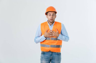Turuncu yelek ve kask, beyaz arka plan üzerinde izole ile kot giyen hayal kırıklığına yakışıklı mühendisi
