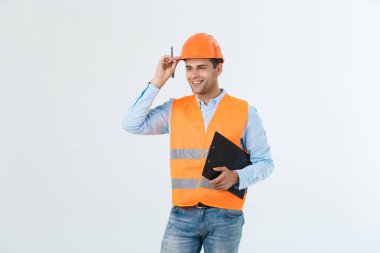 Gri arka plan üzerinde izole poz gülümseyen inşaat mühendisi