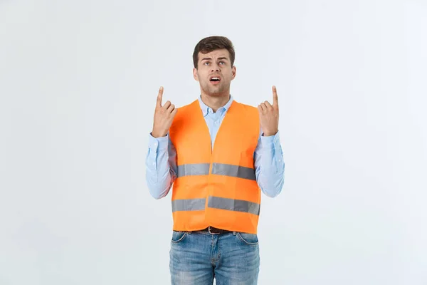 O engenheiro do capacete laranja está a apontar o dedo para copiar o espaço. . — Fotografia de Stock