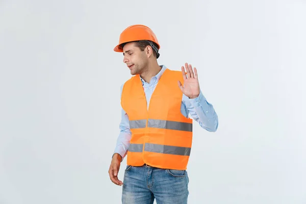 Portrait de designer masculin confus ou architecte, se sent stressé, nerveux, garde la main sur la tête, regarde dans le plan. L'homme épuisé crée un projet de construction seul, a quelques problèmes — Photo