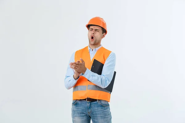 Knappe jonge man ingenieur over het dragen van veiligheidshelm met geschokt verrassing gezicht grijs. — Stockfoto