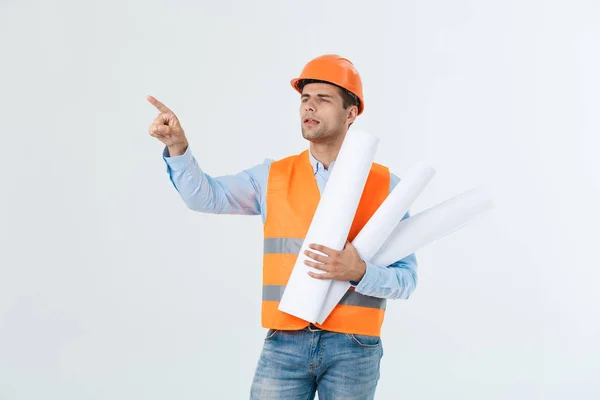 Ingenieur man in de oranje helm is zijn vinger om te kopiëren van de ruimte. — Stockfoto