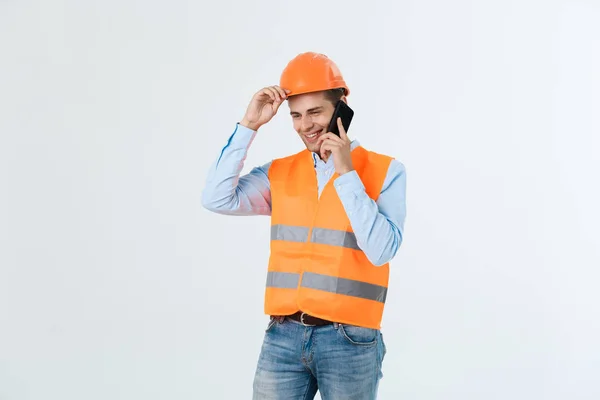 Sorrindo engenheiro de construção posando isolado sobre fundo cinza — Fotografia de Stock