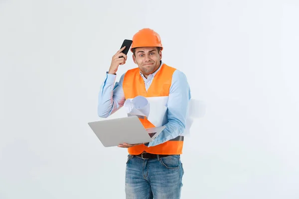 Enttäuschter gutaussehender Ingenieur in orangefarbener Weste und Jeans mit Helm, isoliert auf weißem Hintergrund — Stockfoto