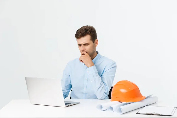 Menschen, Arbeit, ermüdendes und überarbeitetes Konzept. gelangweilt schläfriger Ingenieur arbeitet spät. — Stockfoto