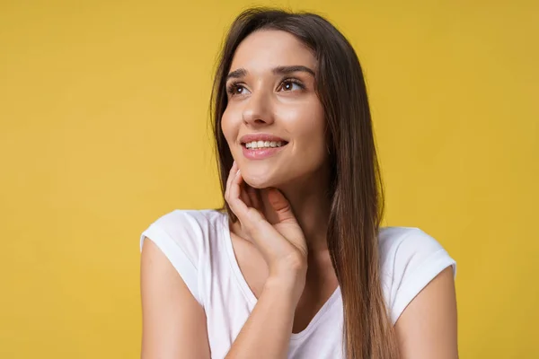 Glücklich fröhliche junge Frau mit fröhlichem und charmantem Lächeln isoliert über gelbem Hintergrund. — Stockfoto