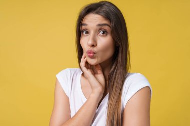 Beyaz gömlek göz kırpıyor içinde koyu saçlı seksi çekici genç Avrupa kadın kolaj öğrencinin kamera, arkadaş partide fotoğraf için poz verme ördek dudak seyir kapat.