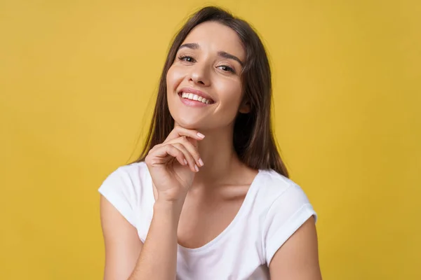 즐거운와 매력적인 행복 한 명랑 한 젊은 여자는 노란색 배경 위에 절연 미소. — 스톡 사진