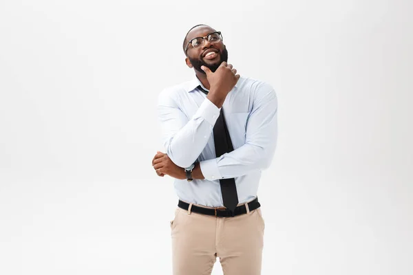 Hombre de negocios afroamericano con gafas piensa en fondo blanco aislado — Foto de Stock