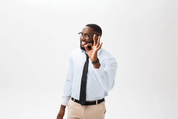 Ung svart affärsman med glad blick, leende, gestikulerande, visar Ok tecken. Afrikanska män visar Ok-gest med fingrarna. Kroppsspråk-konceptet. — Stockfoto