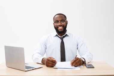 Headshot başarılı gülümseyen neşeli Afrikalı-Amerikalı işadamı çift şık şirket lider