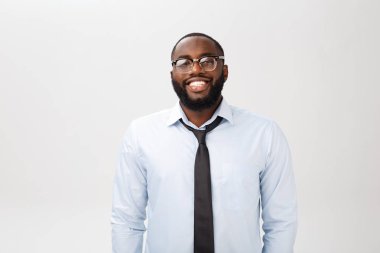 Headshot başarılı gülümseyen neşeli Afrikalı-Amerikalı işadamı çift şık şirket lider
