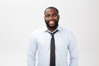 Headshot başarılı gülümseyen neşeli Afrikalı-Amerikalı işadamı çift şık şirket lider