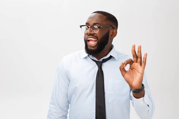 Porträtt av afroamerikanska business man ler och visar okej tecken. Kroppsspråk-konceptet — Stockfoto