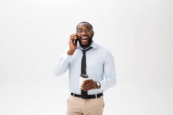 Porträtt av en självsäker ung affärsman som talar i mobiltelefon — Stockfoto
