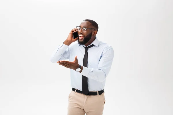 Porträtt av en självsäker ung affärsman som talar i mobiltelefon — Stockfoto