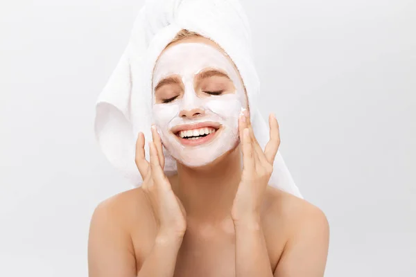Gyönyörű nő arc maszk fehér háttér — Stock Fotó